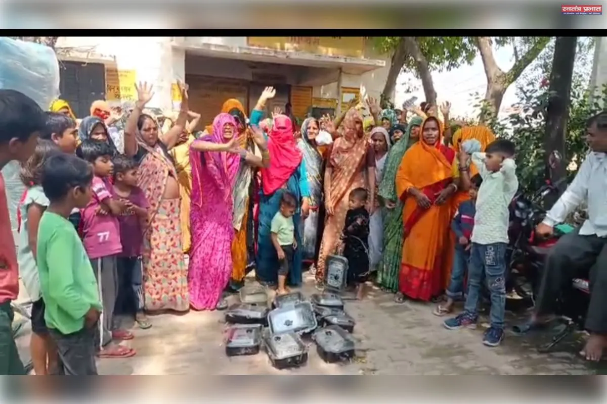 पचोखरा विद्युत फीडर पर स्मार्ट मीटर के विरोध में महिलाओं ने किया प्रदर्शन 