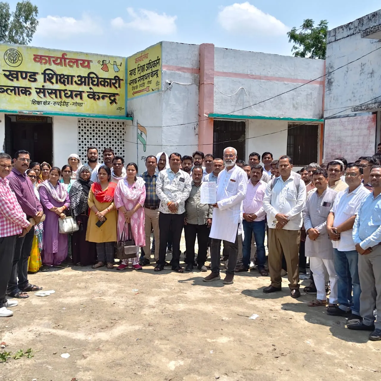 ऑनलाइन उपस्थिति के विरोध में सौंपा ज्ञापन