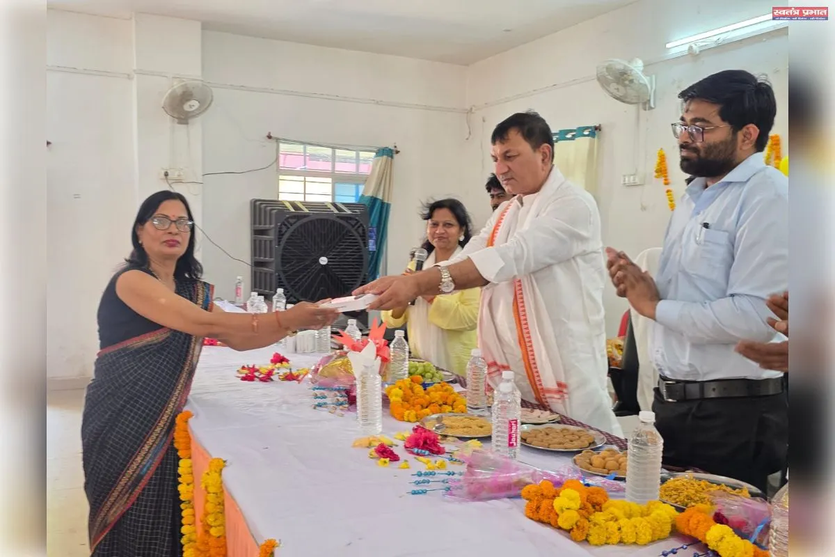 विधायक गौरा ने मुख्य सेविकाओं एवं आंगनवाड़ी कार्यकर्ताओ को कार्यक्रम के दौरान स्मार्ट फोन वितरण किया