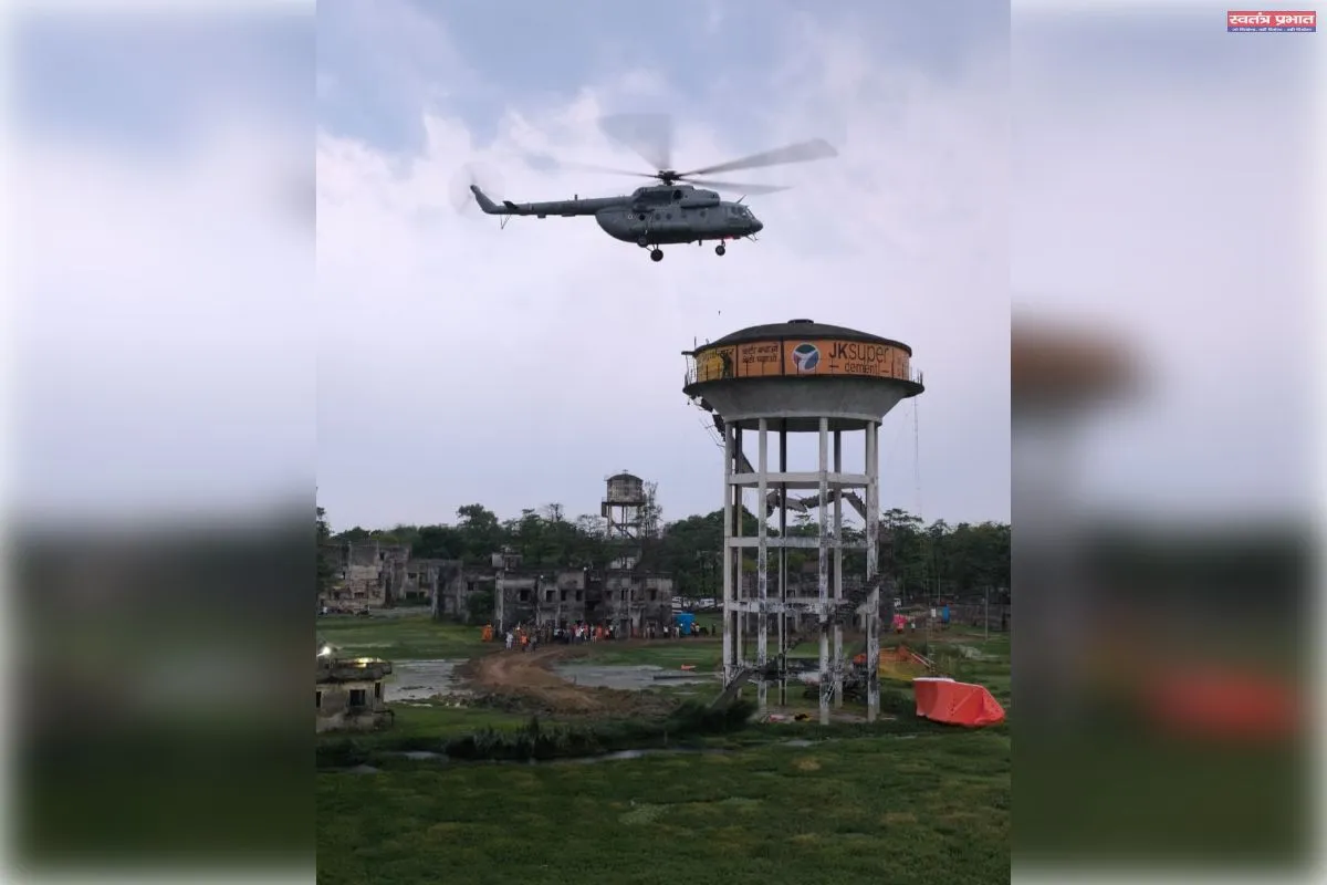 सिद्धार्थनगर में पानी की टंकी पर 16 घंटे से फंसे 2 बच्चों को एयरफोर्स हेलिकॉप्टर से सेना ने किया रेस्क्यू