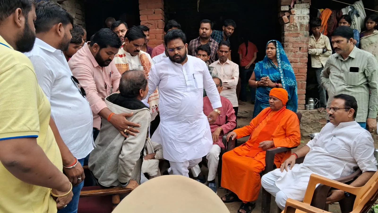 संदीप यादव हत्या कांड में शामिल दोषी बख्शे नहीं जायेंगे : परिवार से मिले सांसद, जगदंबिका पाल व विधायक श्यामधनी राही