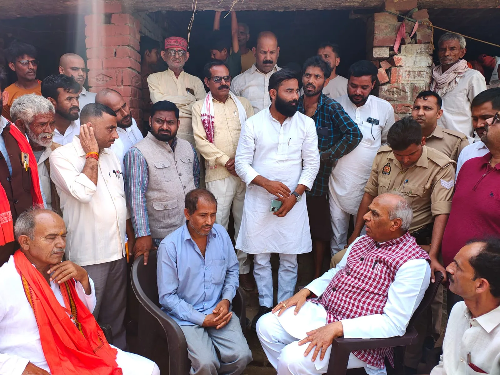 संदीप यादव हत्या कांड में शामिल दोषी बख्शे नहीं जायेंगे : परिवार से मिले सांसद, जगदंबिका पाल व विधायक श्यामधनी राही