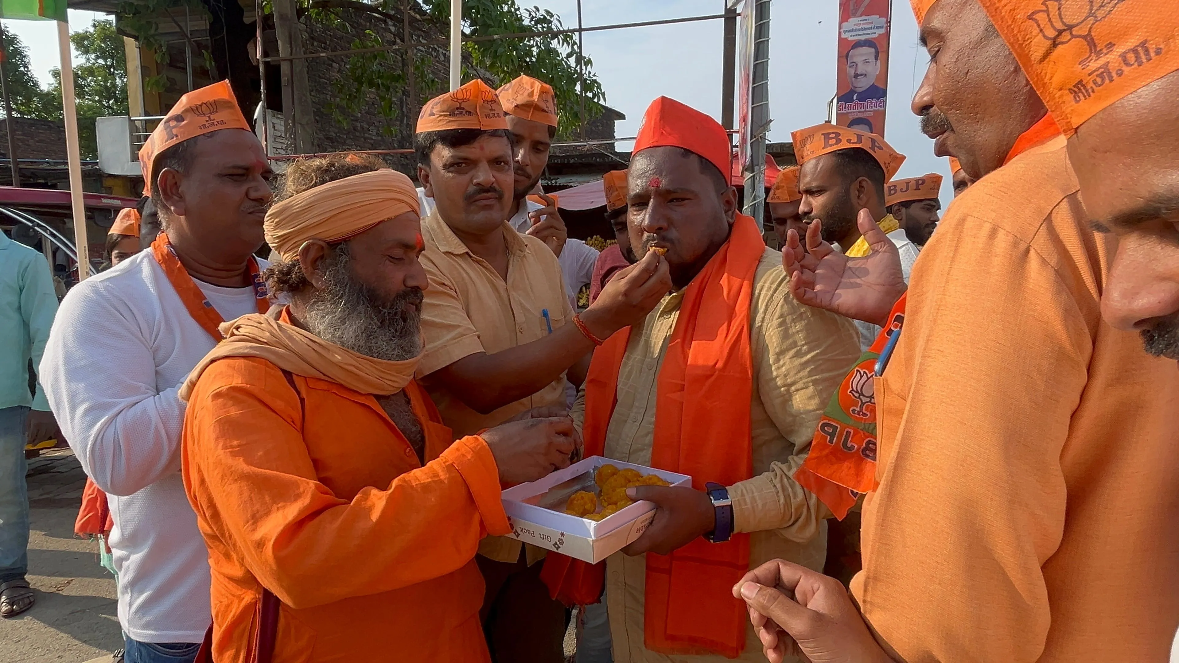पश्चिम बंगाल में ऐतिहासिक जीत पर भाजपाइयों ने एक दूसरे को मिठाई खिलाकर खुशी मनाई
