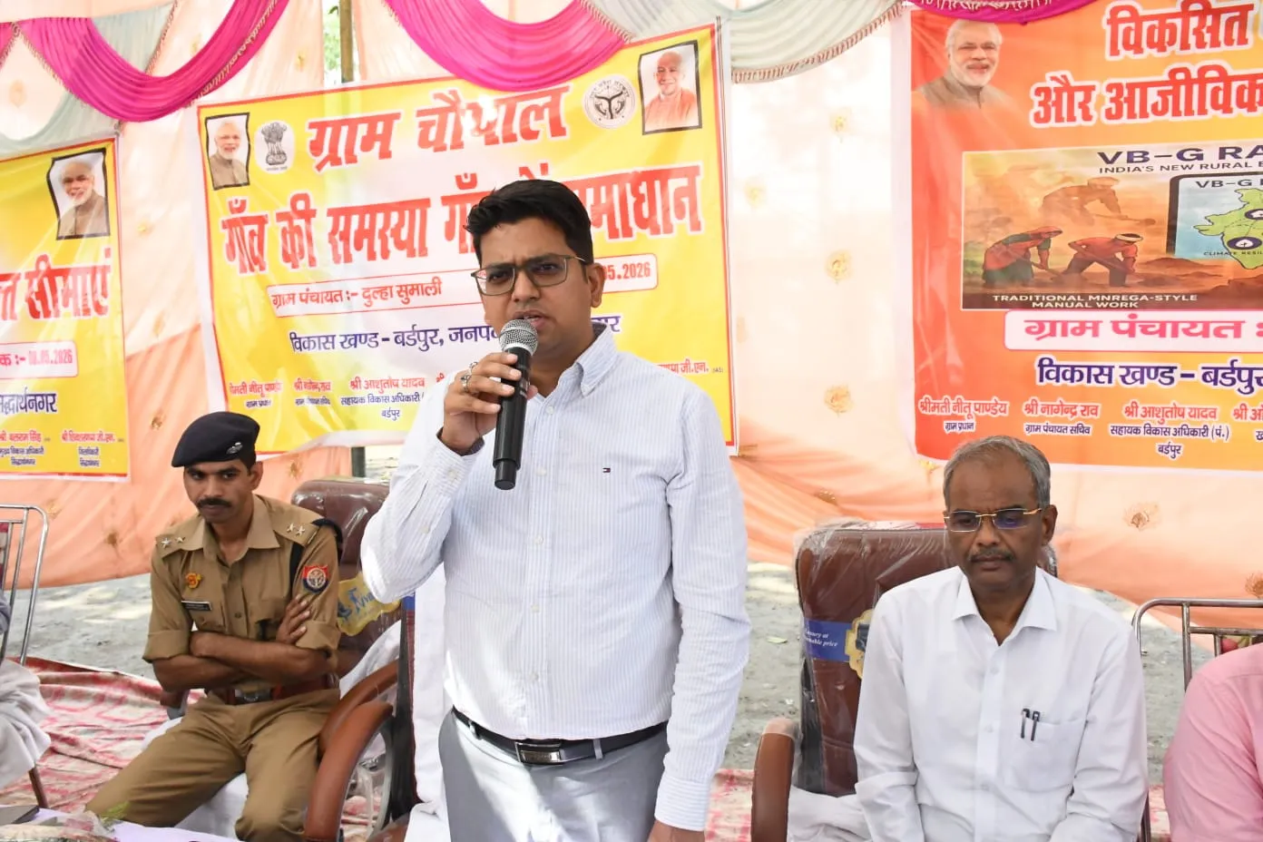 पात्रों को शासन की योजनाओं का मिले लाभः जिलाधिकारी