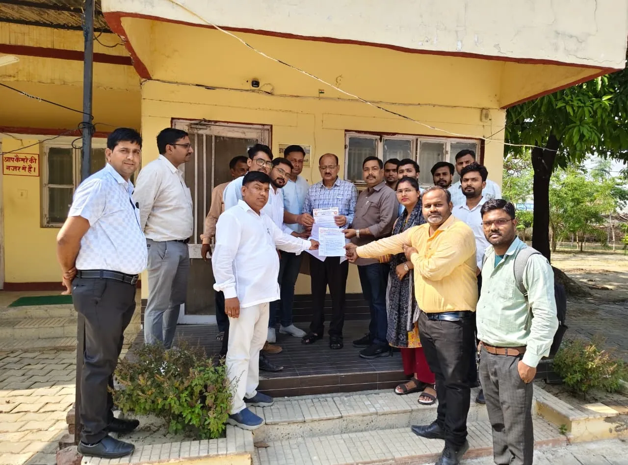 राष्ट्रीय स्वास्थ्य मिशन कर्मचारी संघ ने अपनी मांग को लेकर सीएमओ को सौंपा ज्ञापन