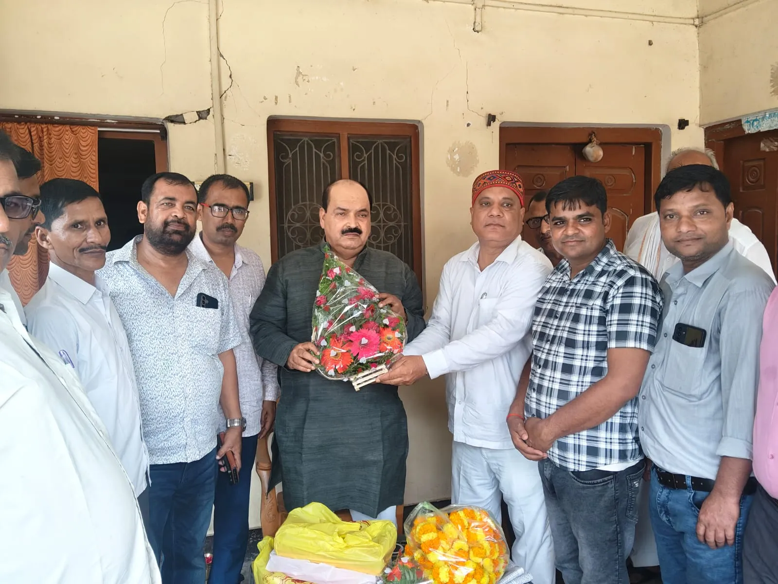 मानदेय वृद्धि पर शिक्षक विधायक से मिला  प्राथमिक शिक्षामित्र संघ का प्रतिनिधि मण्डल 
