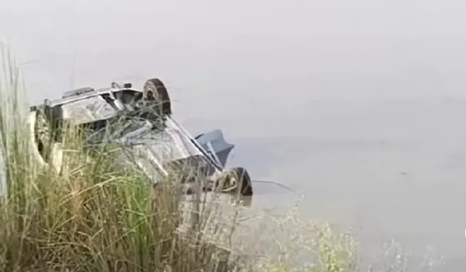 सिद्धार्थनगर में अनियंत्रित होकर पोखरे में डूबी कार , दो की मौत, तीन घायल