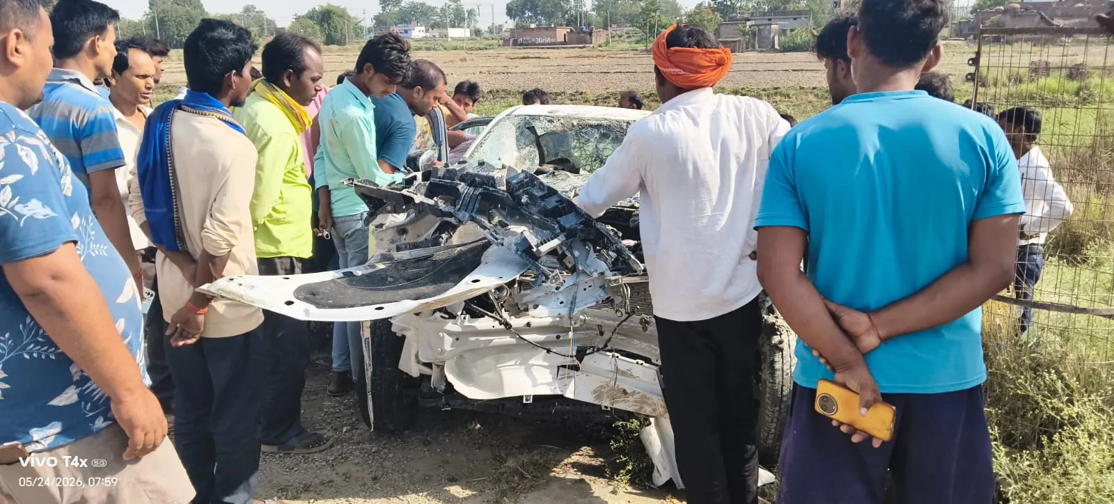 सिद्धार्थनगर में  अनियंत्रित होकर पोखरे में  डूबी कार , दो की मौत, तीन घायल