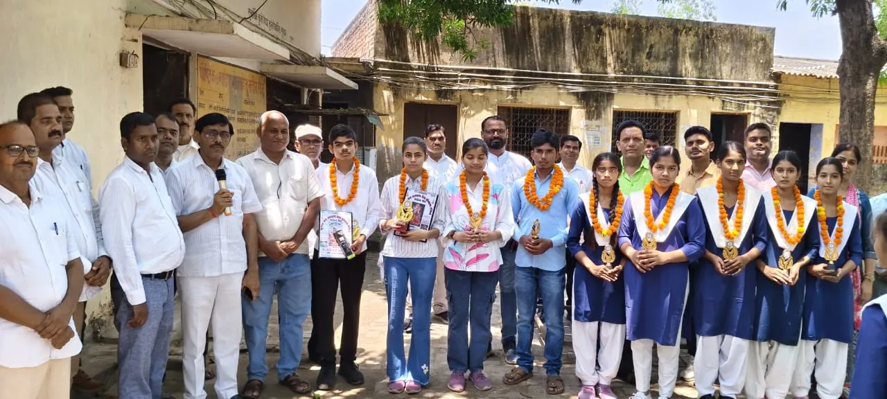 ए.एच.इंटरमीडिएट कालेज जगदीशपुर के टाप टेन मेधावियों को सम्मानित किया गया