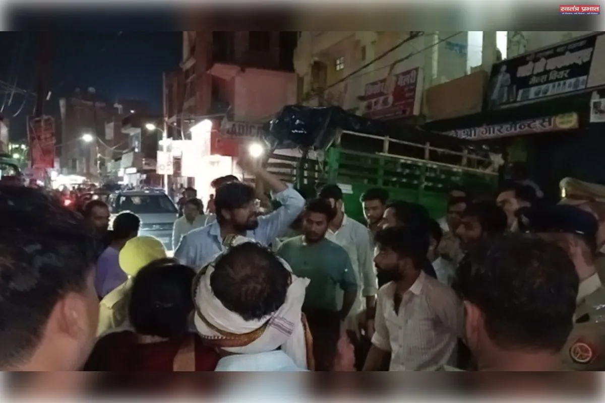 महिला की संदिग्ध मौत के बाद पुराना शिवली रोड जाम
