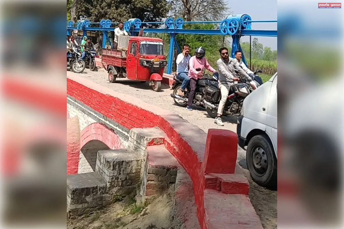 इलाज के लिए दर-दर भटक रहा किसान, अर्धनग्न होकर  में धरने पर बैठा तहसील में 