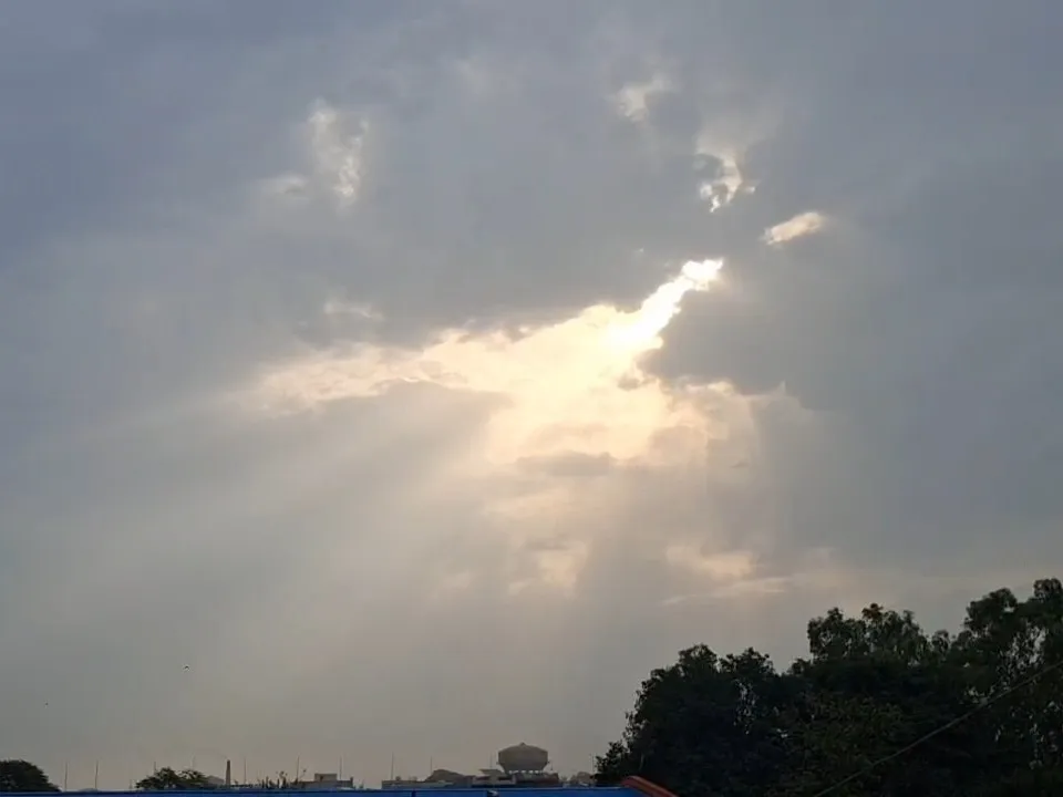 तपिश के बीच बदला मौसम, बादलों और ठंडी हवाओं से मिली राहत