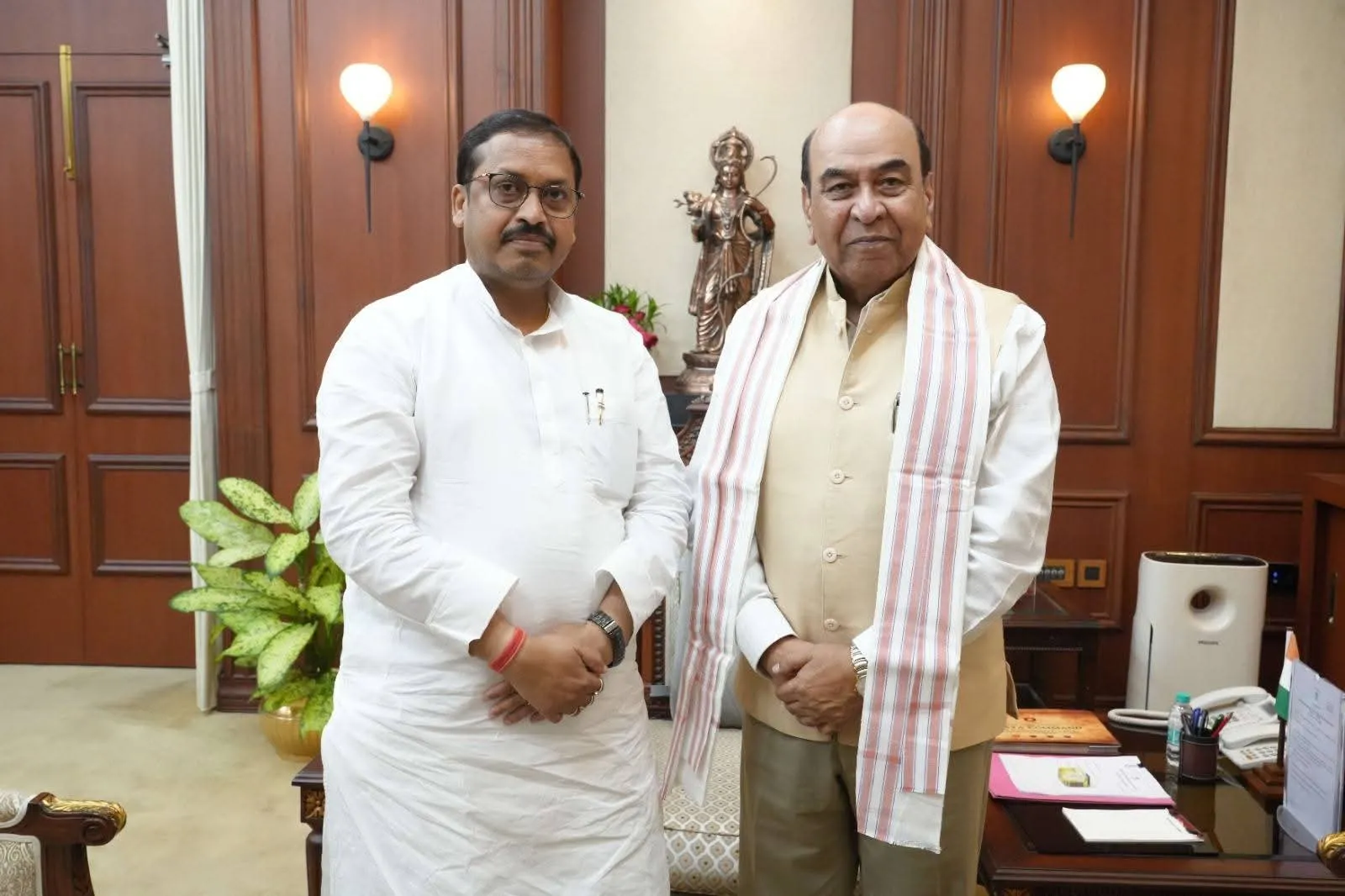 प. चंपारण जिले के विकास के लिए हर संभव सहायता का भरोसा दिया