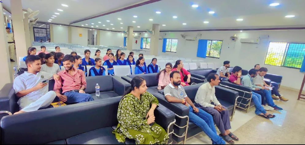 युवाओं से समाज सेवा और रक्तदान जैसे कार्यों में बढ़-चढ़कर भाग लेने की अपील की।