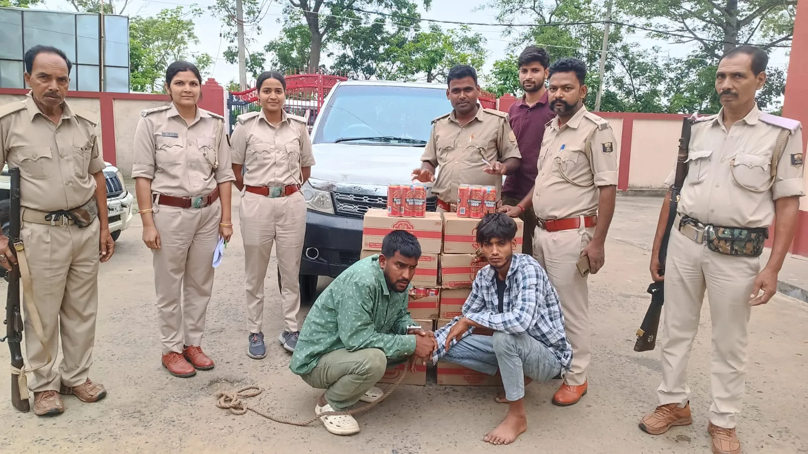 अररिया में शराब तस्करी नाकाम: सफारी से 126 लीटर बीयर बरामद, दो गिरफ्तार