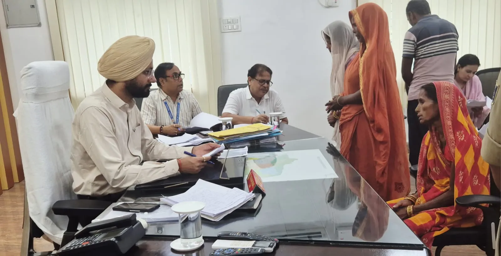 जनसुनवाई में जिला पदाधिकारी ने सुनीं 79 शिकायतें