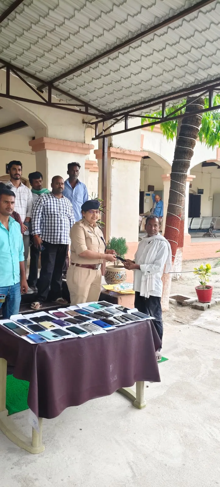 ऑपरेशन मुस्कान” के तहत बेतिया पुलिस की बड़ी सफलता, 60 गुम मोबाइल बरामद कर मालिकों को लौटाए।