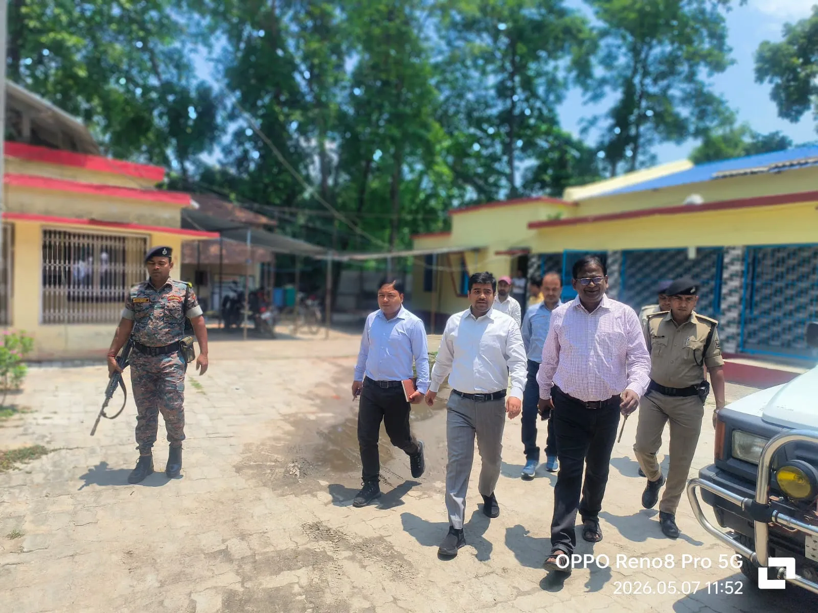 छातापुर प्रखंड कार्यालय का डीएम ने किया निरीक्षण