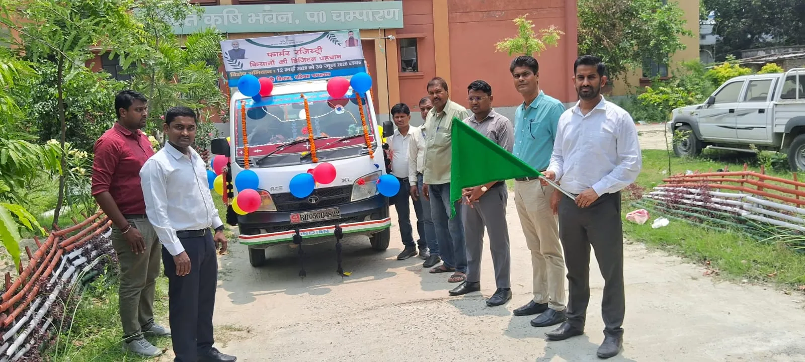 03 जागरूकता वाहनों को हरी झंडी दिखाकर किया गया रवाना