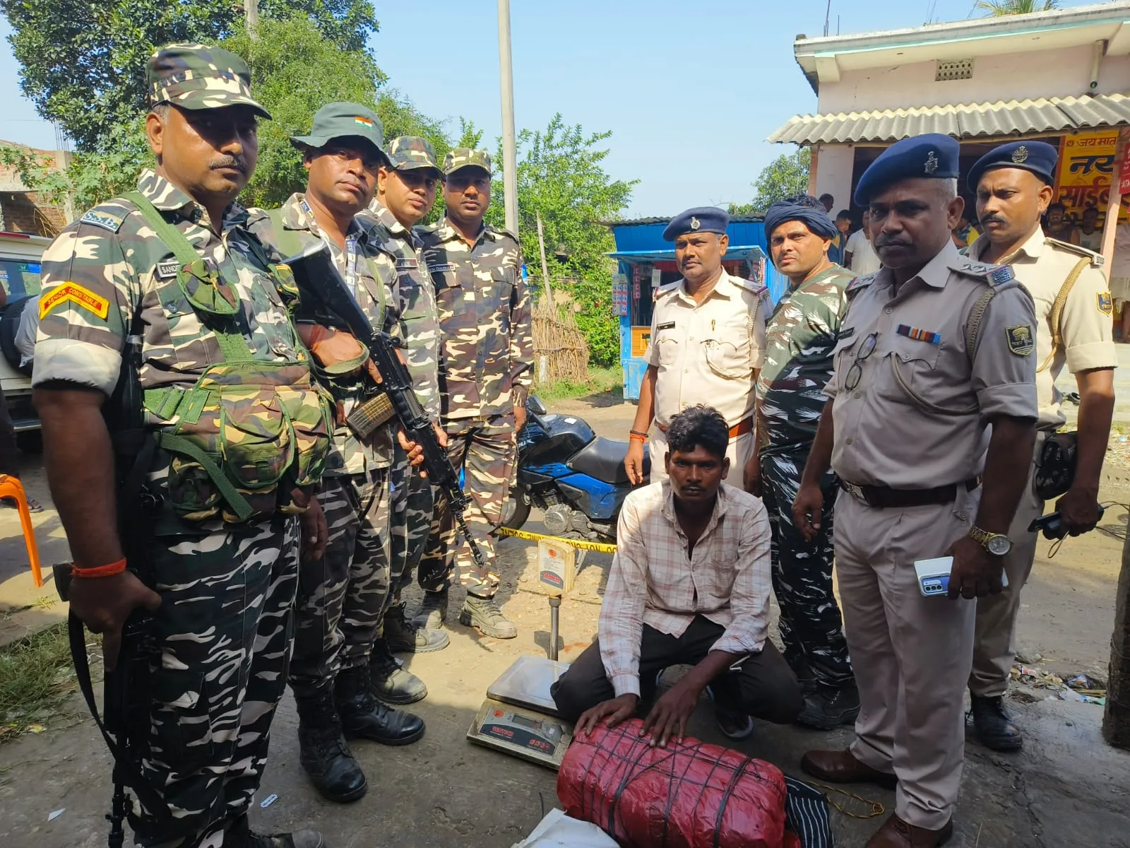 गांजे का जखीरा बरामद, एसएसबी- बिहार पुलिस की संयुक्त कार्रवाई से एक तस्कर गिरफ्तार