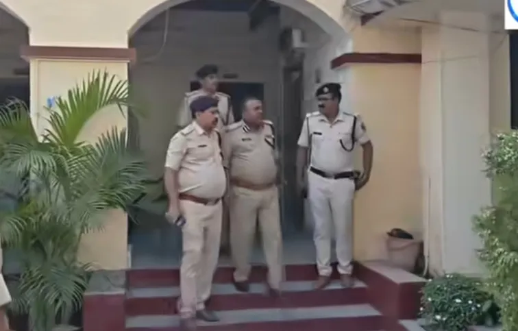 छात्रा गैंगरेप मामले में सारण रेंज के डीआईजी पहुंचे एकमा