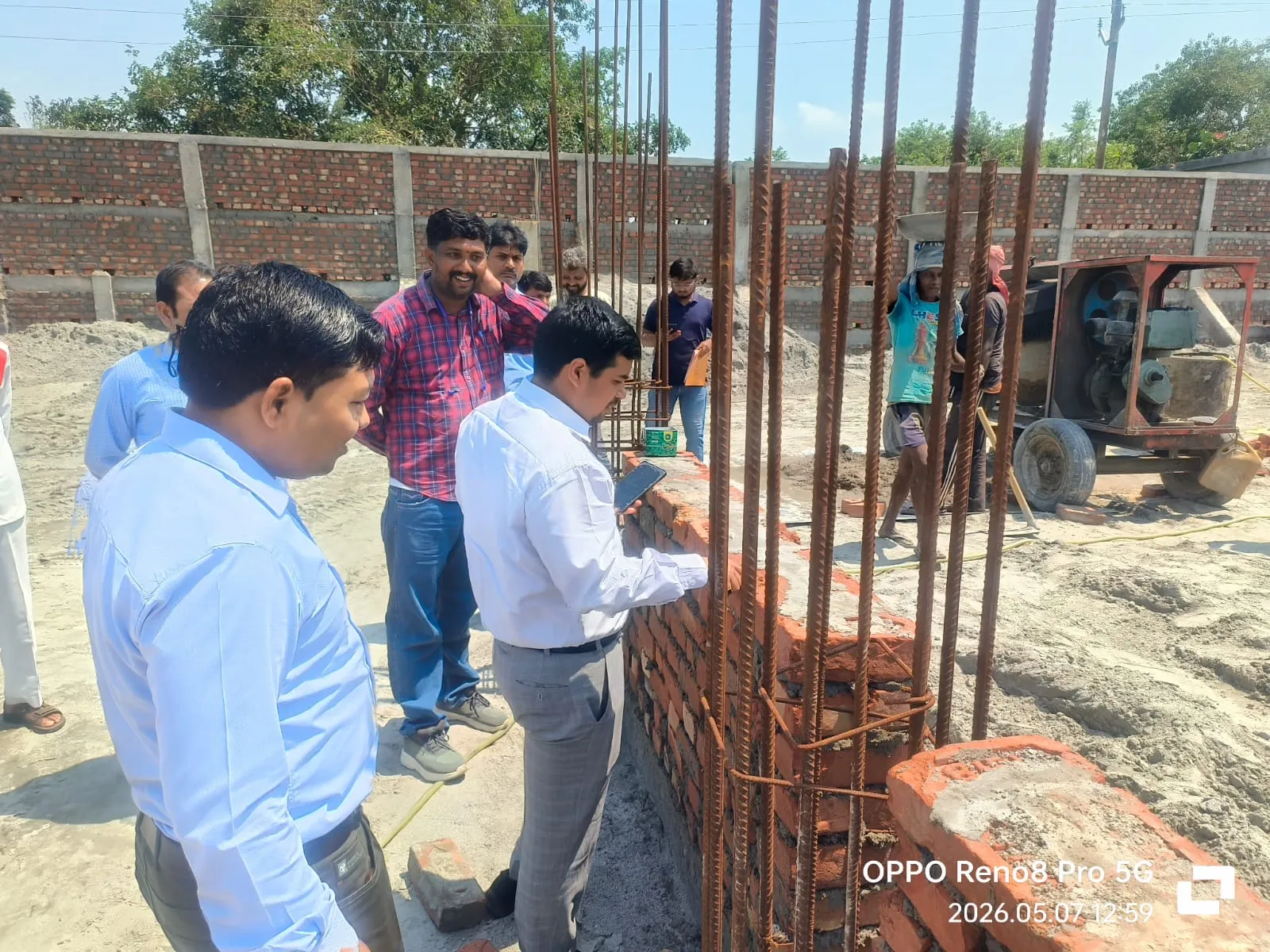 निर्माणाधीन विद्युत शक्ति उपकेंद्रों का डीएम ने किया निरीक्षण , धीमी प्रगति पर जताई नाराजगी
