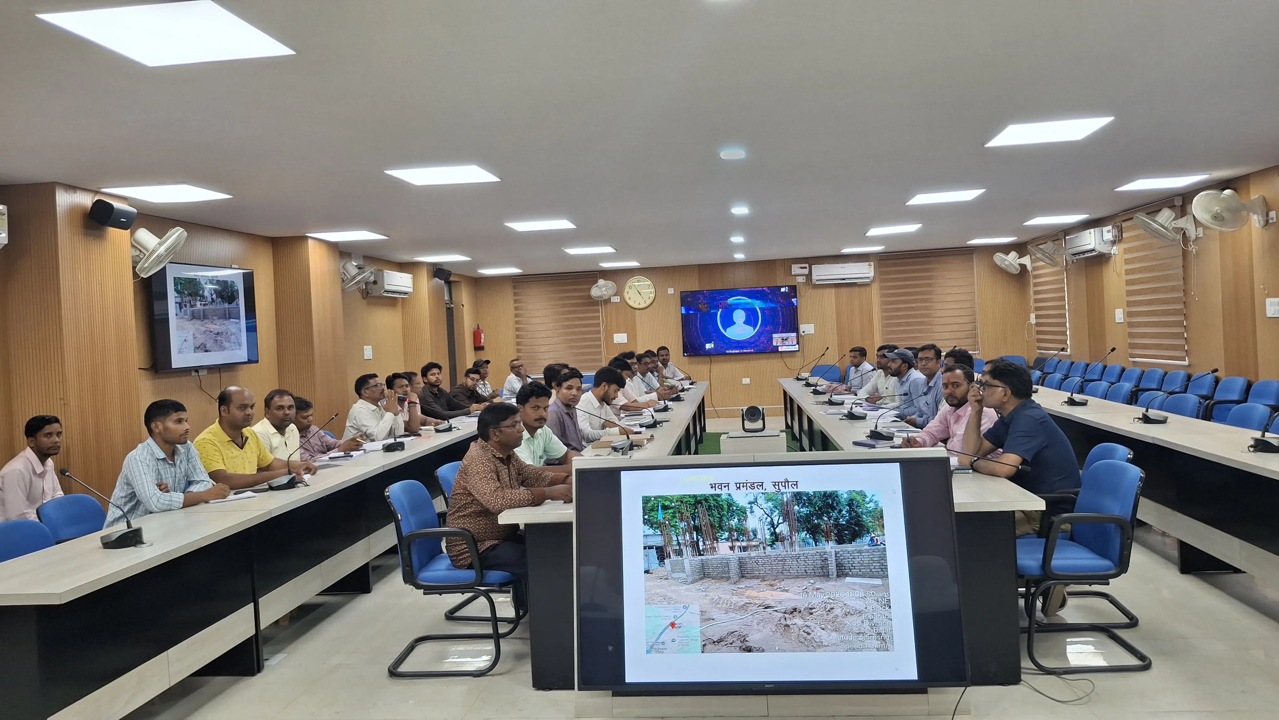 समाहरणालय में तकनीकी पदाधिकारियों की समीक्षा बैठक