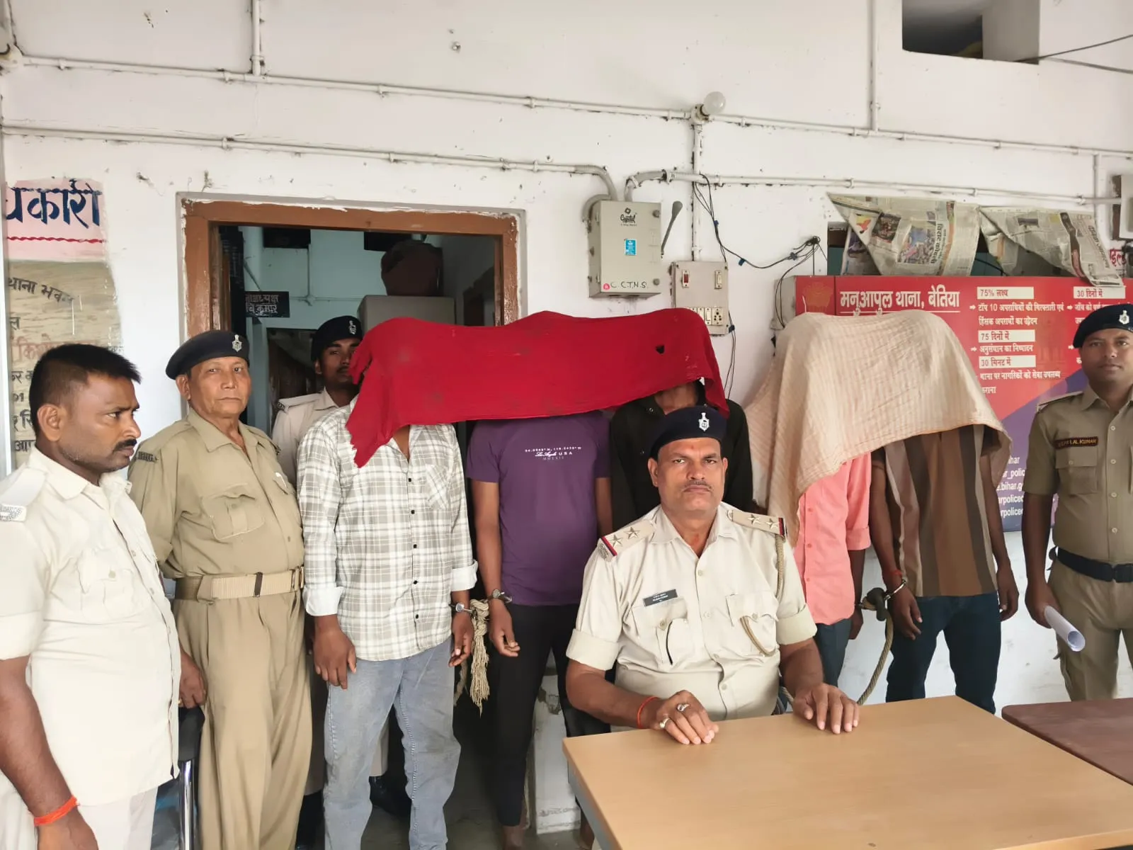 मनुआपुल थाना क्षेत्र में हथियार व गोली के साथ पांच युवक गिरफ्तार