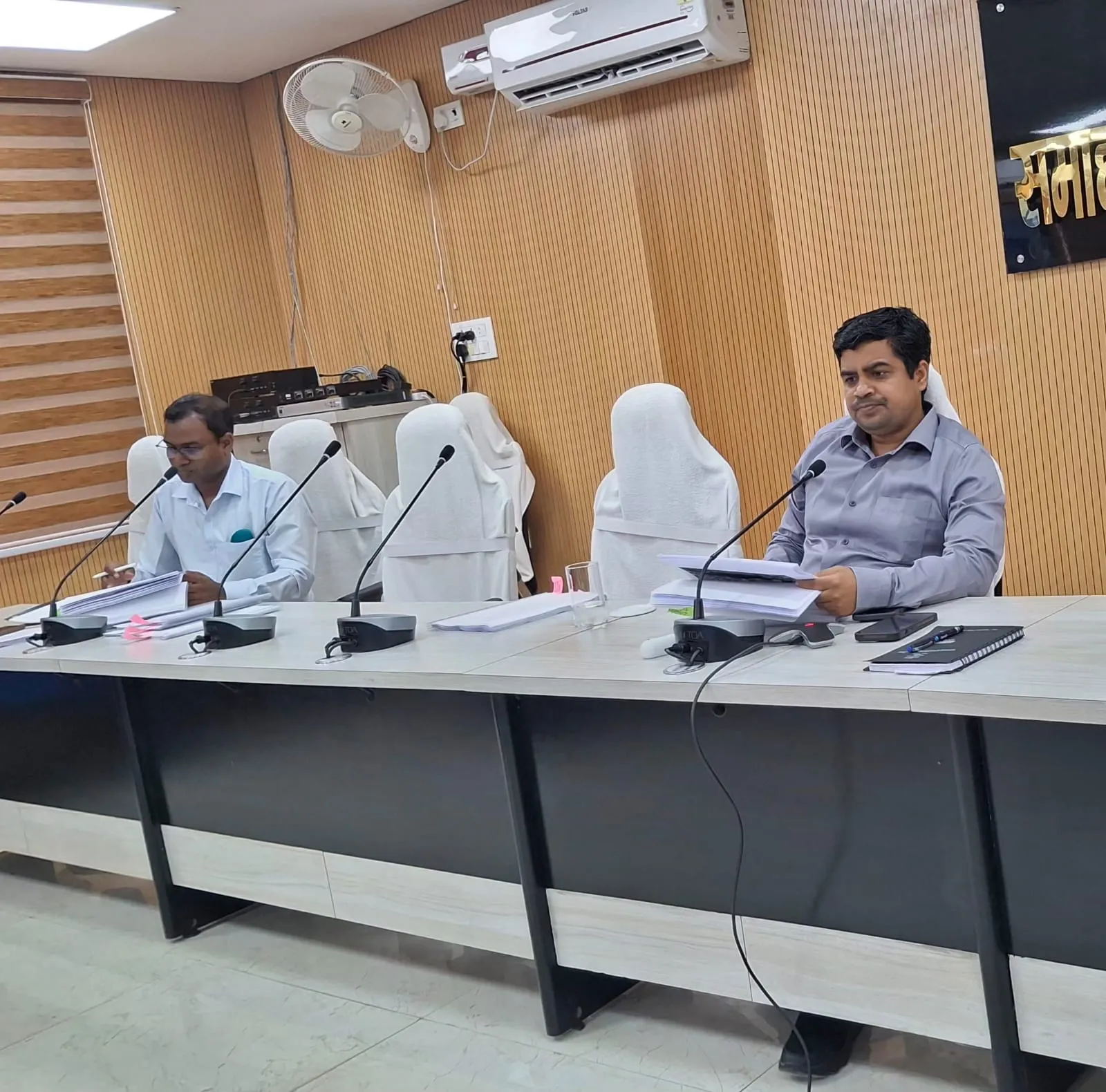समाहरणालय में तकनीकी पदाधिकारियों की समीक्षा बैठक