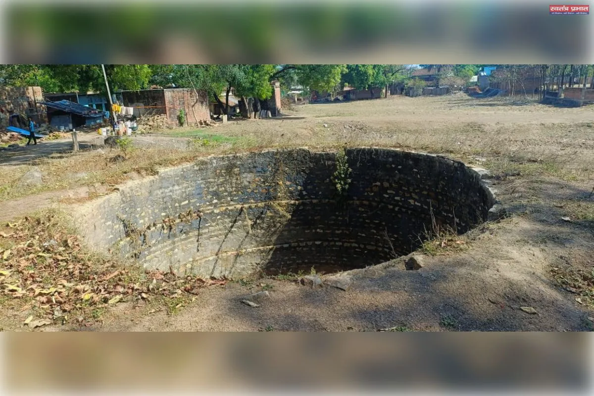 बिना जगत का जमीन से सटा हुआ है कुआं दे रहा है दुर्घटना को दावत। 