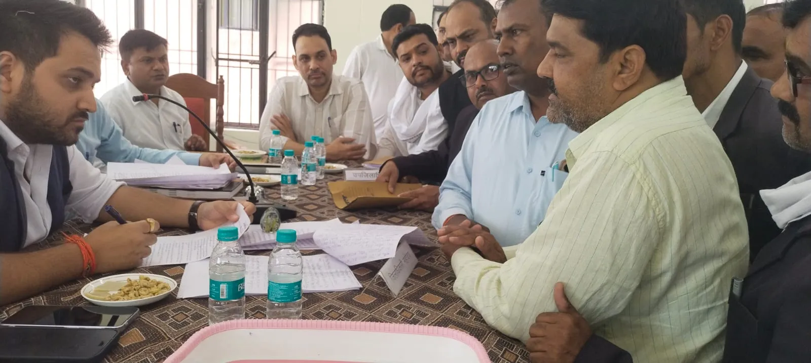 संपूर्ण समाधान दिवस में अधिवक्ताओं ने सौंपा ज्ञापन, सड़क निर्माण में अनियमितताओं का आरोप
