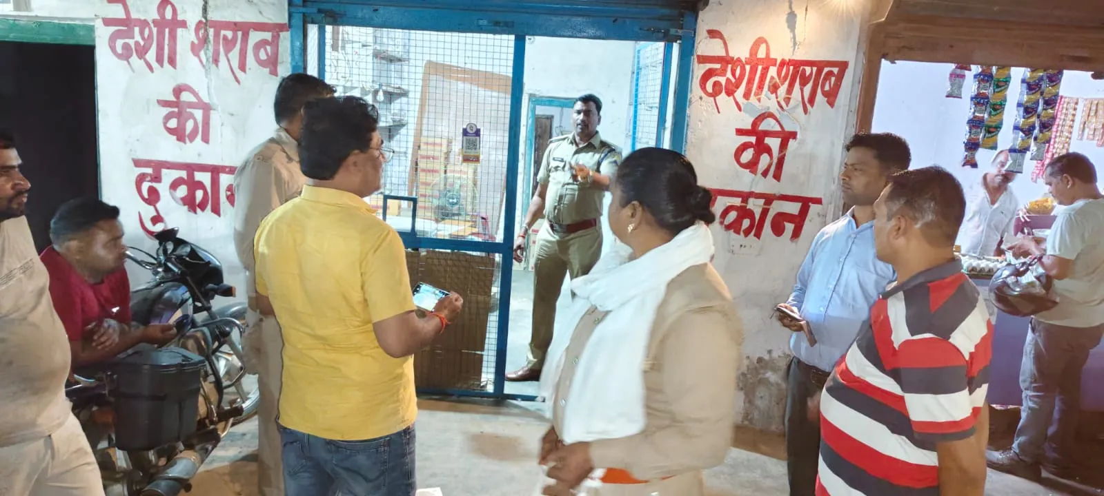 आबकारी विभाग ने किया निरीक्षण, शराब दुकानों में मिले चोर दरवाजे