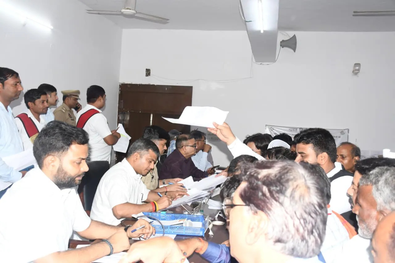 समाधान दिवस में कुल 164 प्रकरण सुनवाई के लिए आयें, 08 प्रकरणों का मौके पर किया गया निस्तारण।