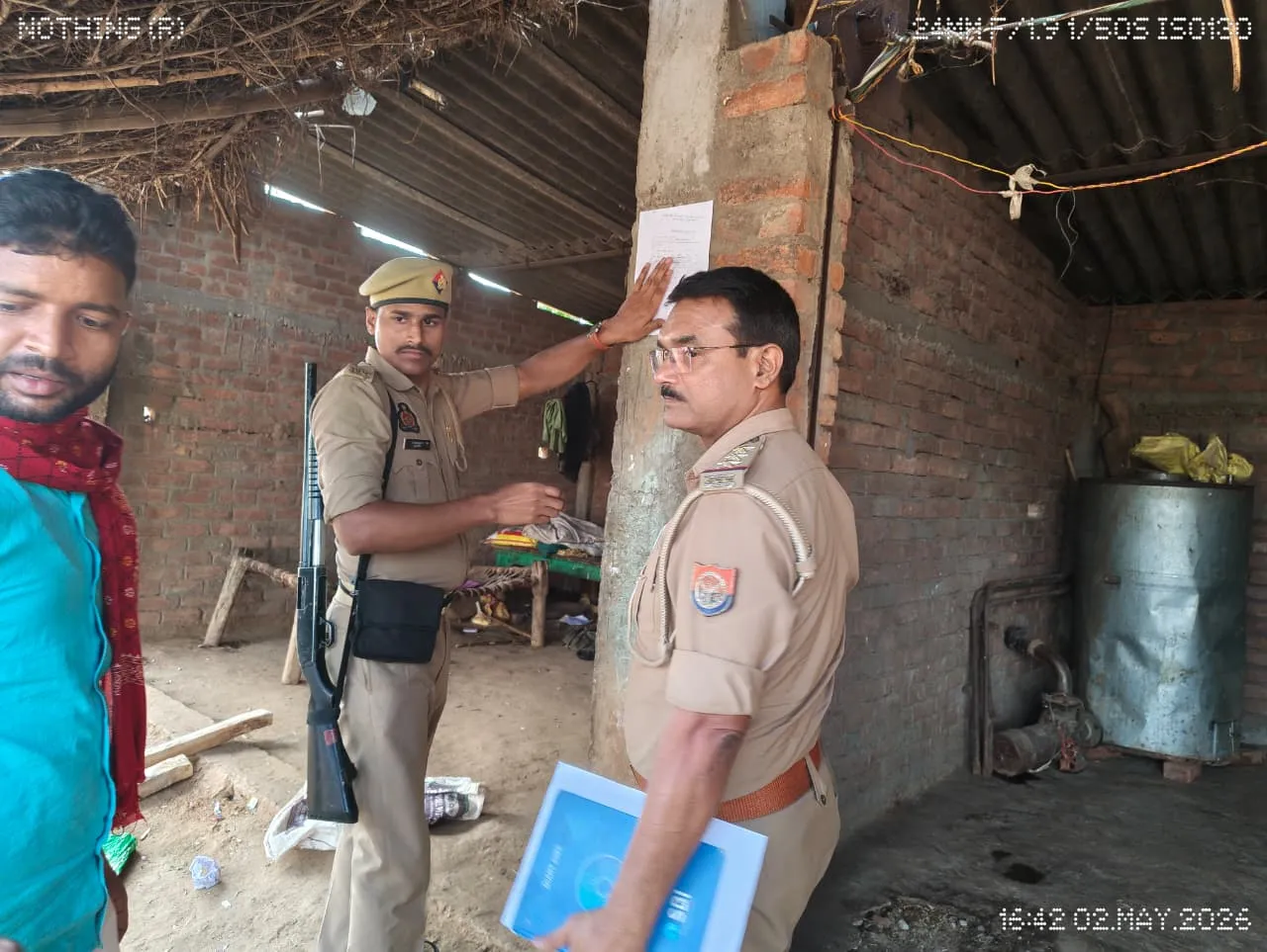 रामपुर बरकोनिया पुलिस की कार्यवाही , न्यायालय के आदेश पर धारा 84 BNSS के तहत दो अभियुक्तों के घर मुनादी कराते हुए नोटिस चस्पा