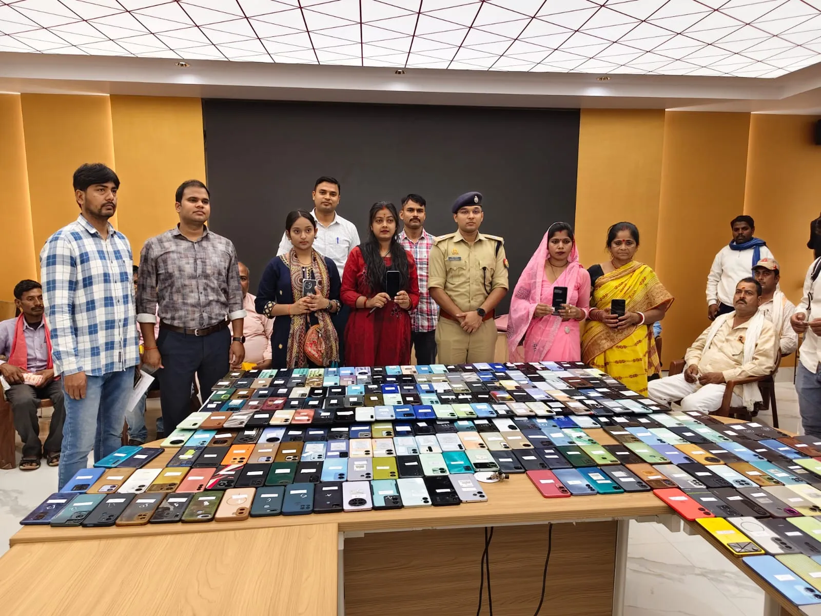 साइबर क्राइम के क्षेत्र में सोनभद्र पुलिस की बड़ी सफलता, CEIR पोर्टल के माध्यम से 336 खोए मोबाइल फोन बरामद कर स्वामियों को लौटाए