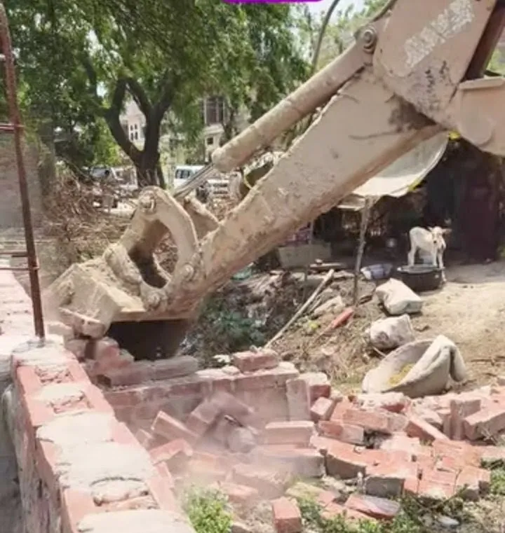 सरकारी जमीन पर अवैध प्लाटिंग पर चला बुलडोजर, प्रशासन ने कब्जा कराया खाली।