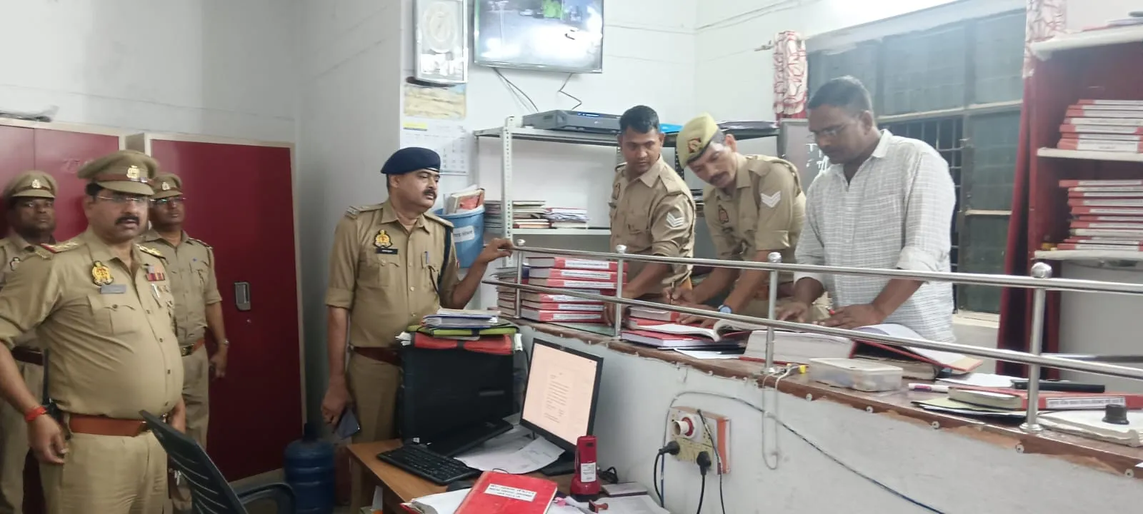 अपर पुलिस अधीक्षक (मुख्यालय) ने किया चोपन थाना का आकस्मिक निरीक्षण,दिये आवश्यक दिशा निर्देश