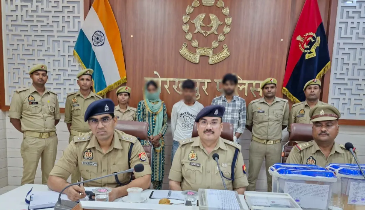 गोरखपुर  गोला में मोबाइल दुकान चोरी का खुलासा, चंद घंटों में 5 आरोपी गिरफ्तार