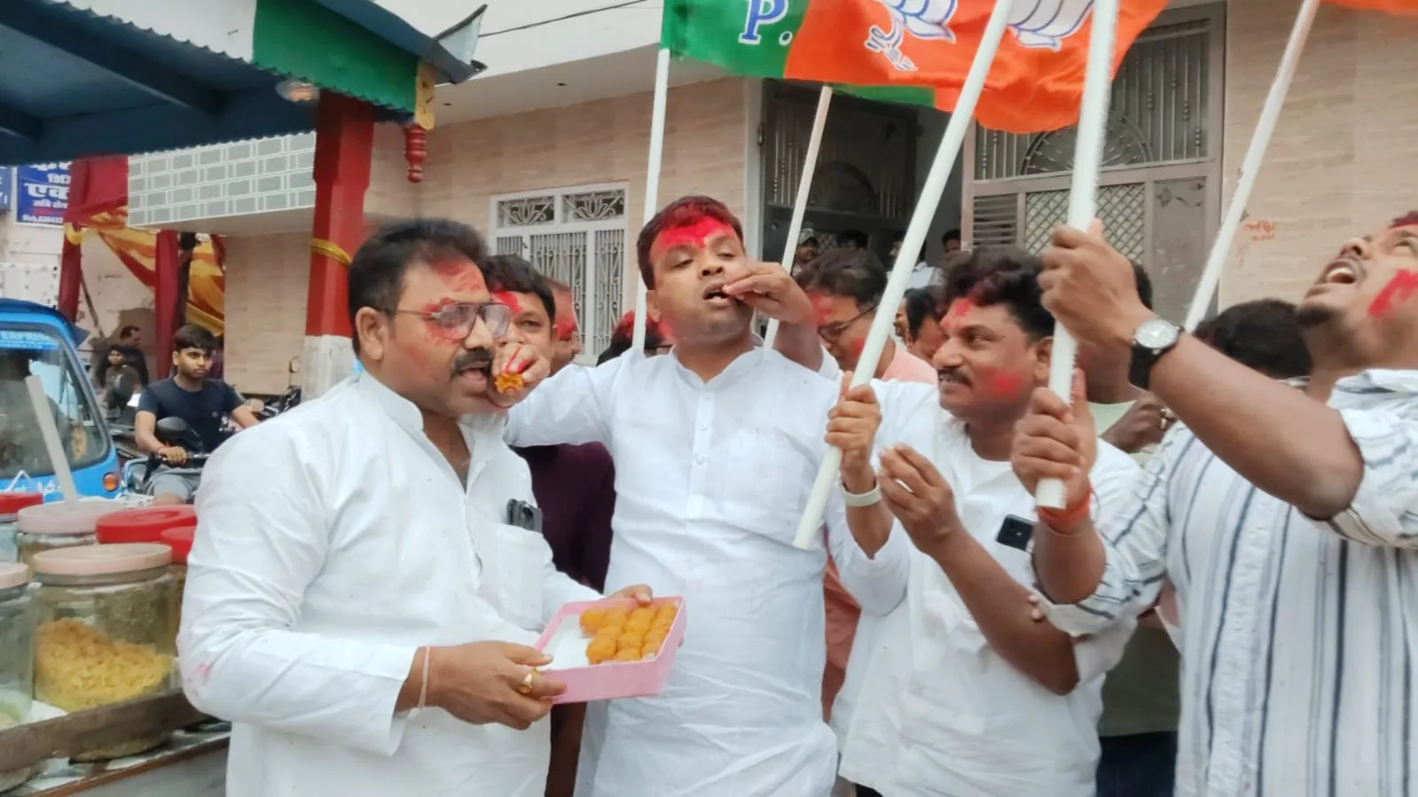 बंगाल में हुई भाजपा की प्रचंड बहुमत जीत पर बेतिया में दिखा जश्न का माहौल, 