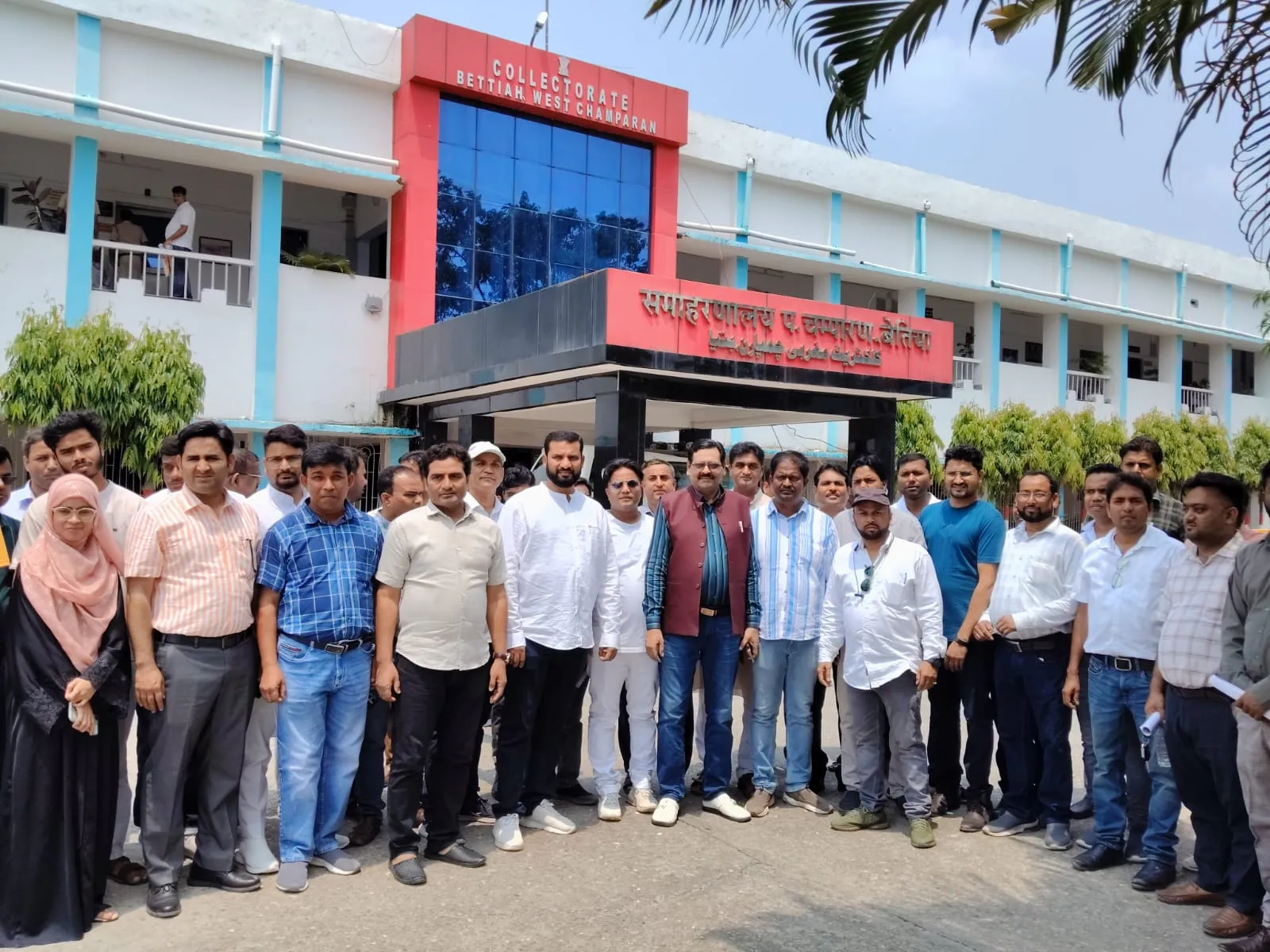 आयुष चिकित्सकों ने जिला पदाधिकारी पश्चिमी चंपारण को दिया ज्ञापन