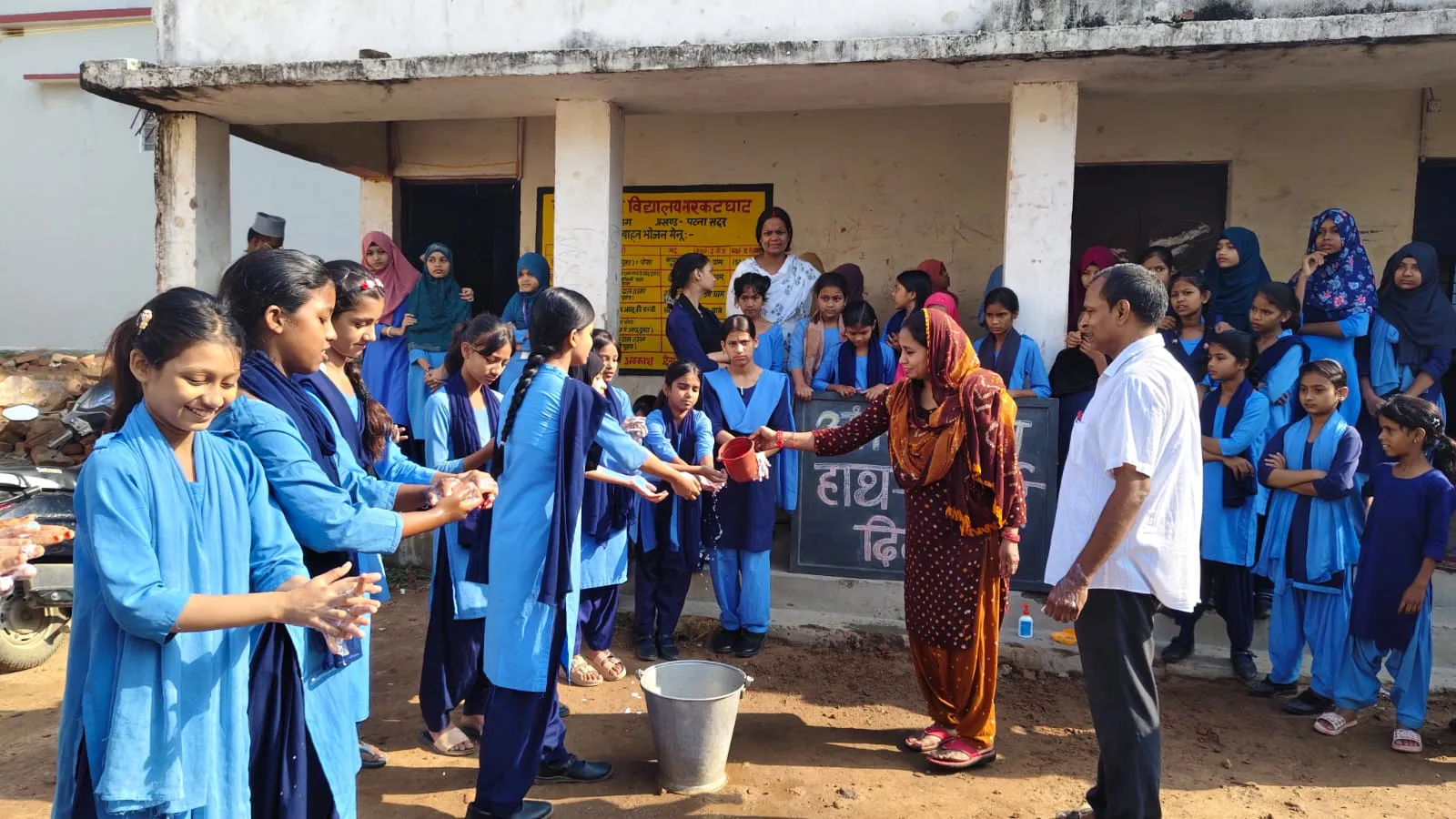पटना के विद्यालय में हाथ स्वच्छता दिवस पर बच्चों को सिखाए गए साफ-सफाई के नियम 