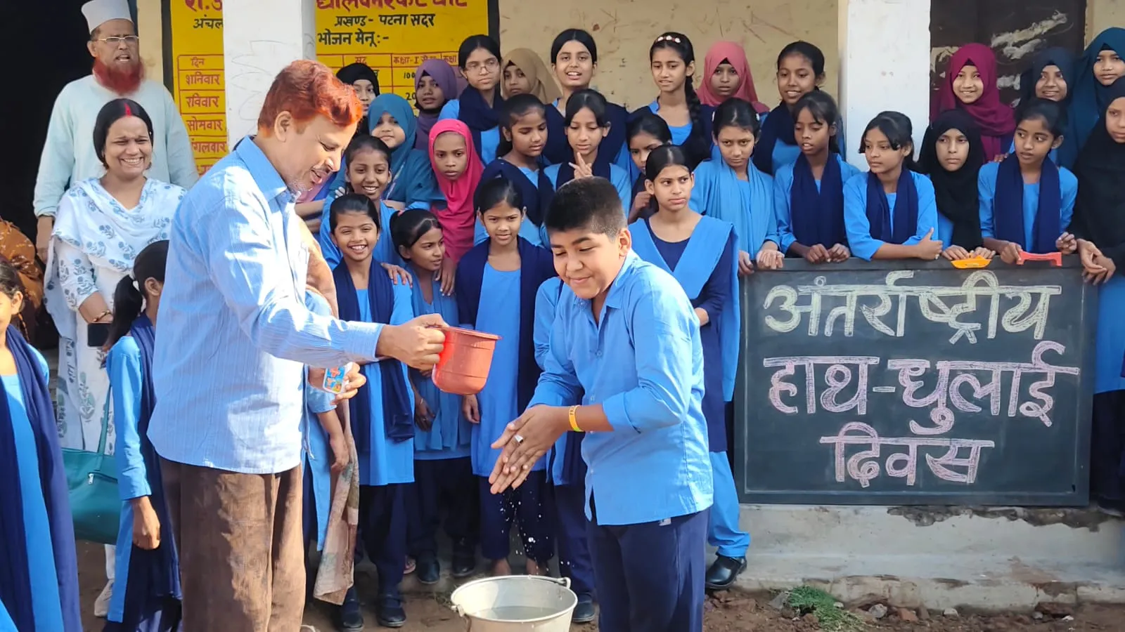 पटना के विद्यालय में हाथ स्वच्छता दिवस पर बच्चों को सिखाए गए साफ-सफाई के नियम