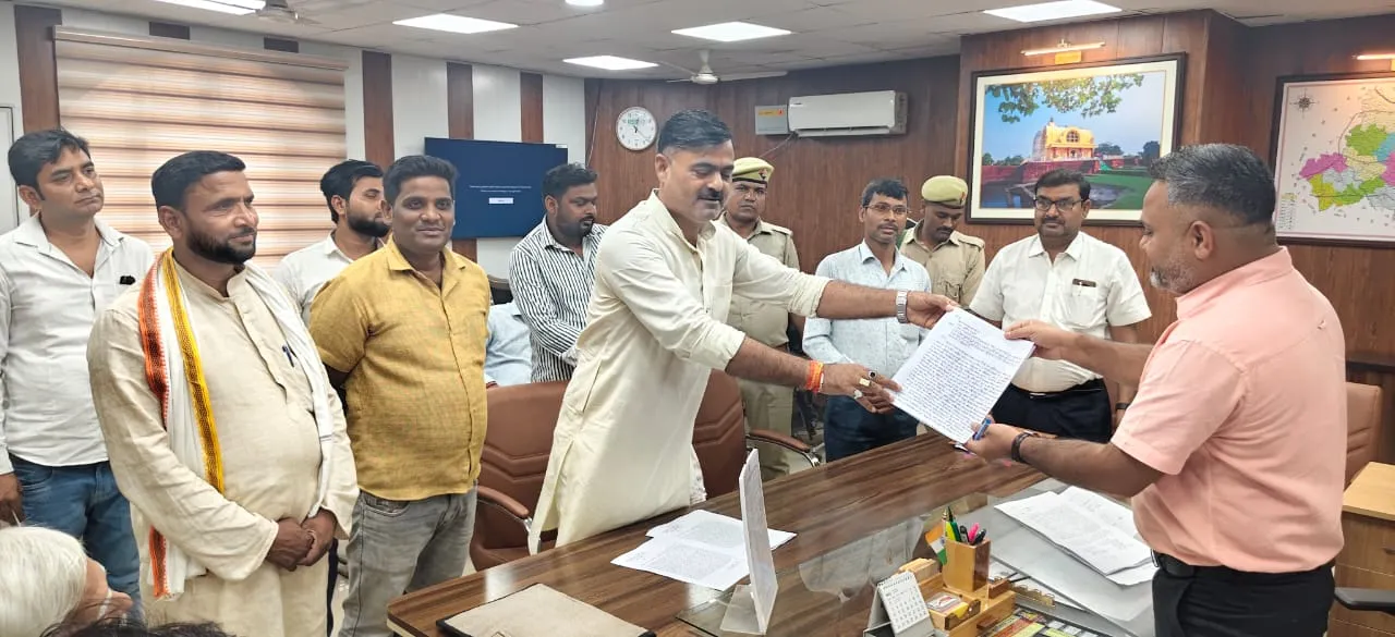 जंगल नाहरछपरा में सरकारी योजनाओं के नाम पर करोड़ों की ठगी का आरोप, डीएम को सौंपा ज्ञापन