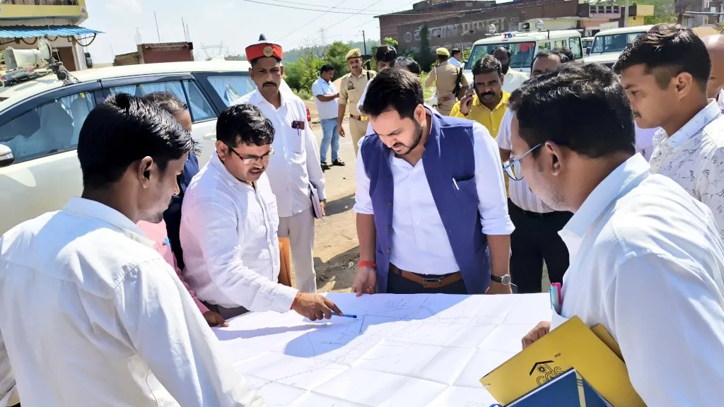 रॉबर्ट्सगंज नगर पालिका क्षेत्र में जल निकासी हेतु बन रहे नाले का जिलाधिकारी ने किया औचक निरीक्षण,  दिये गुणवत्ता व समयबद्ध निर्माण के निर्देश