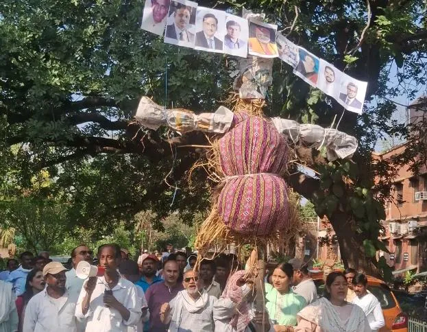 सुआटस कॉलेज में वेतन बकाया को लेकर , शिक्षकों-कर्मचारियों का  प्रदर्शन।