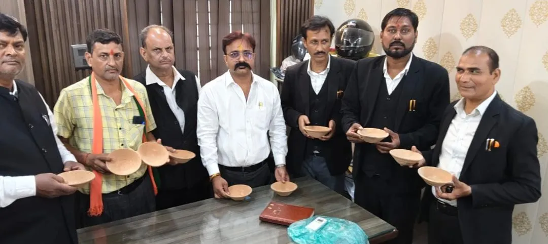 अधिवक्ताओं ने पशु-पक्षियों के लिए मिट्टी के प्यालों का किया वितरण