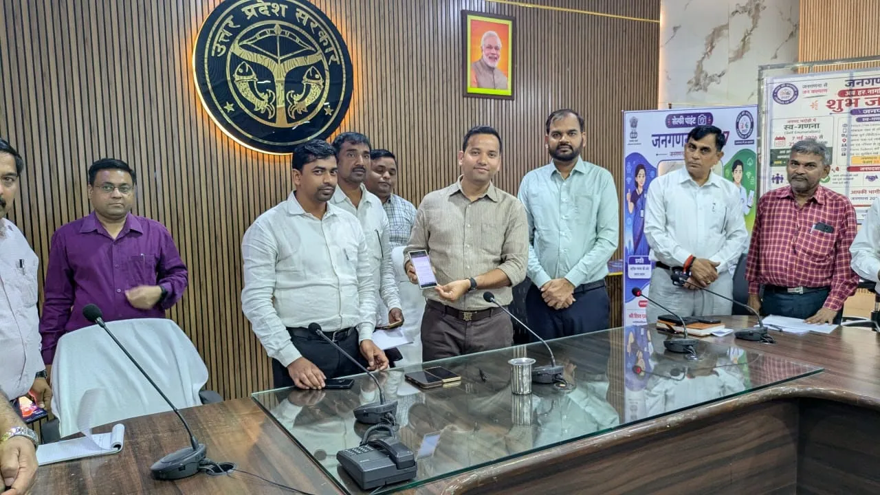मोबाइल से स्व-गणना कर जिलाधिकारी ने दिया डिजिटल जनगणना का संदेश