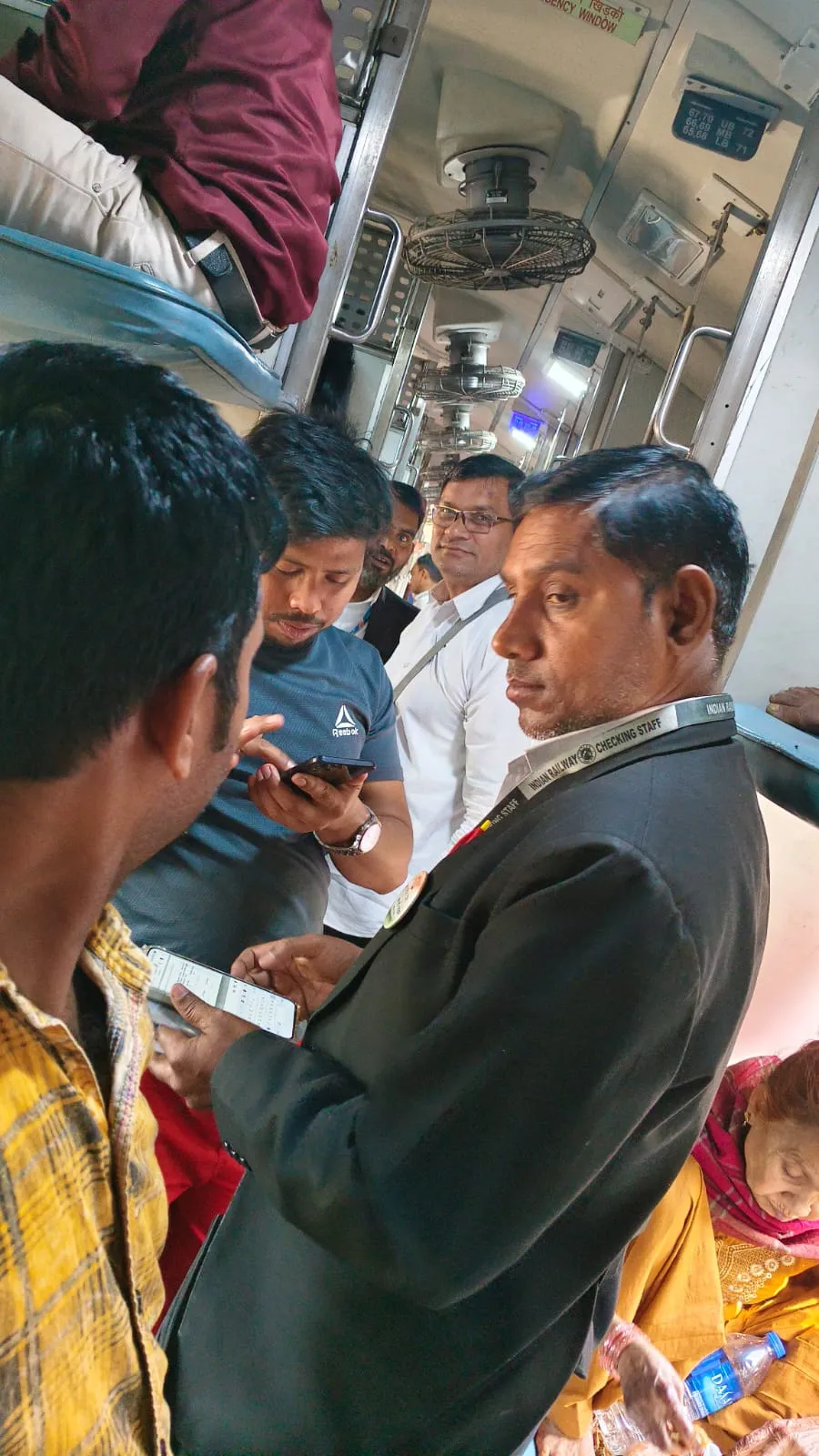 प्रयागराज जंक्शन पर किलेबंदी कर चलाया गया सघन टिकट चेकिंग अभियान