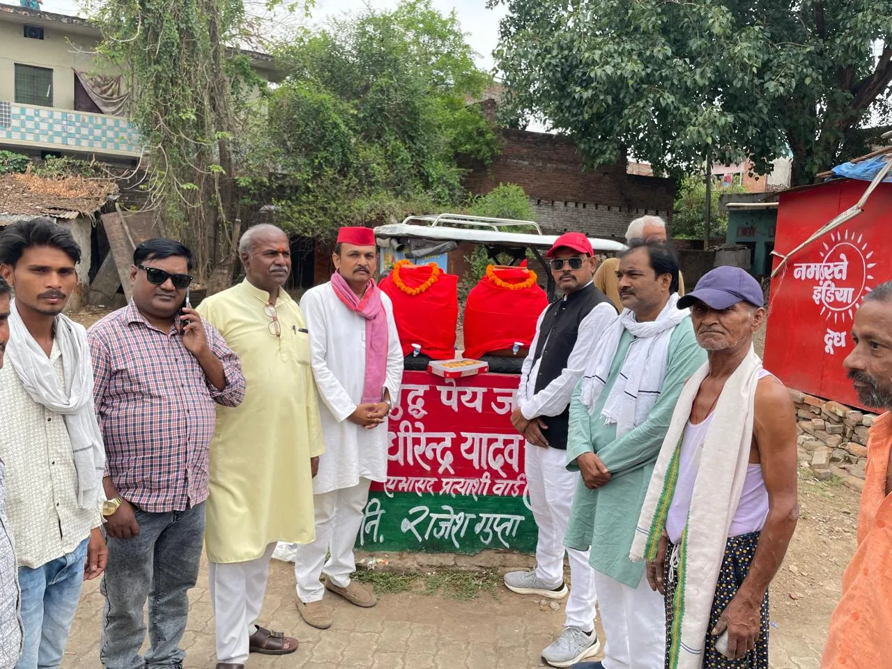 चक भटाई चौराहे पर प्याऊ की व्यवस्था, राहगीरों को बांटा गया बताशा और गुड़।