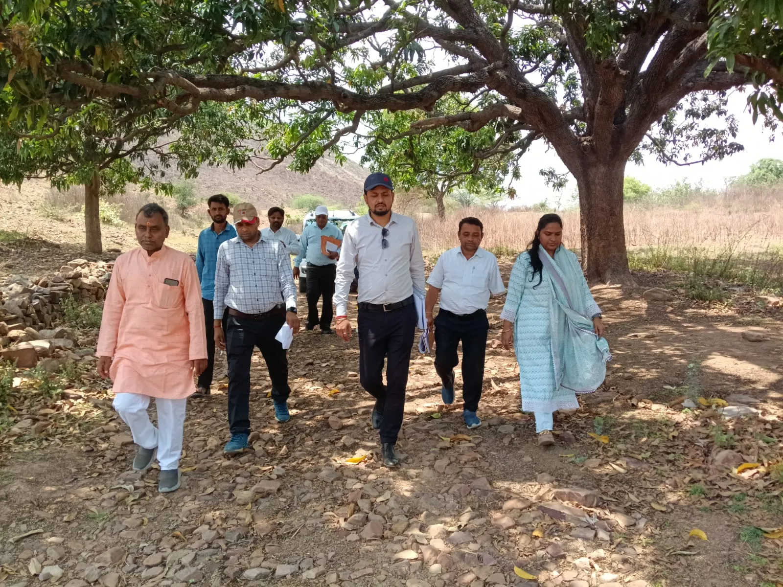  ए०आर० आई० डी० ए० भारत सरकार के द्वारा ग्राम प्रधान महुगढ़ी के साथ किया गया स्थलीय निरीक्षण